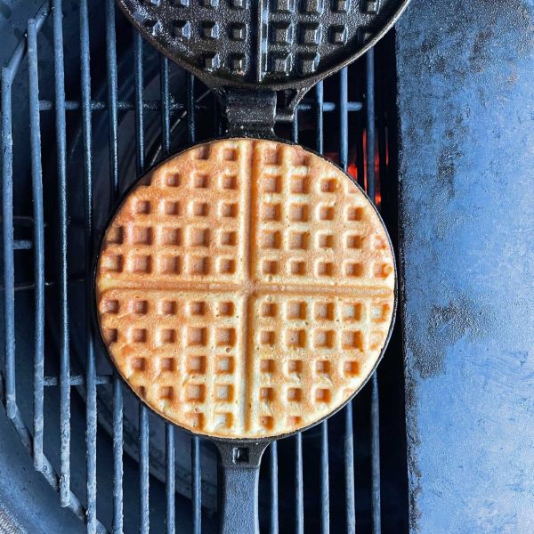 Brusselse wafels van de BBQ met ijs, slagroom en karamel
