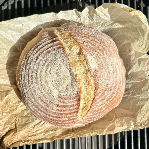 Brood bakken in een gietijzeren pan (Dutch oven)