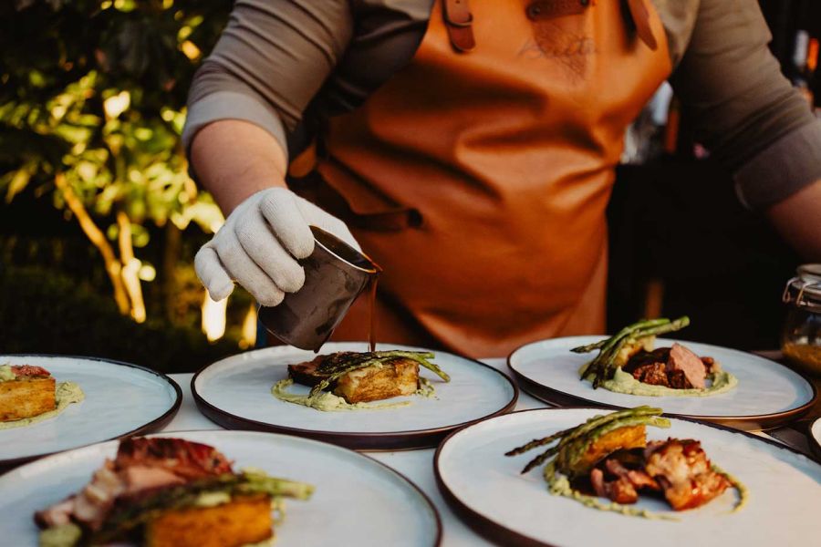 Heerlijke gerechten tijdens BBQ bruiloft