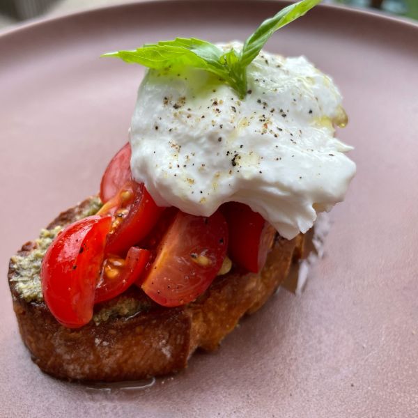 Bruschetta met tomaat, pesto en gerookte burrata