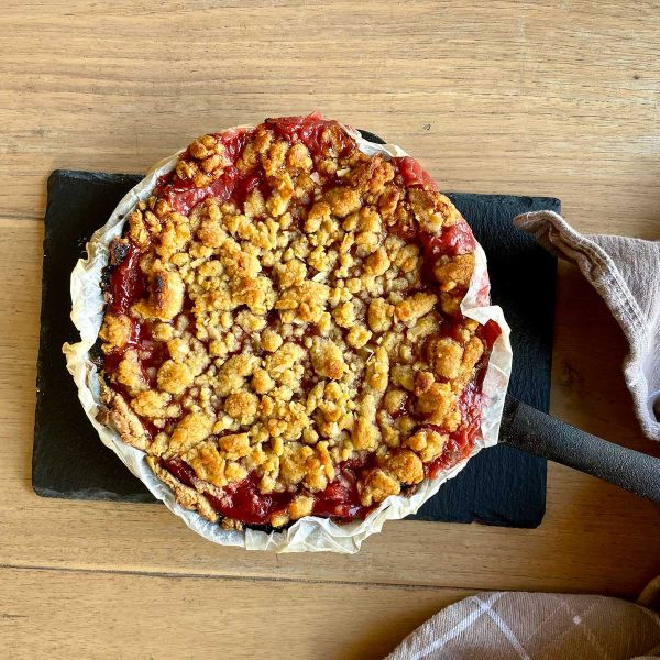 Rabarber-aardbei crumble van de kamado