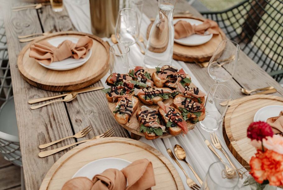 BBQ bruiloft mooi gedekte tafel met lekkere gerechtjes