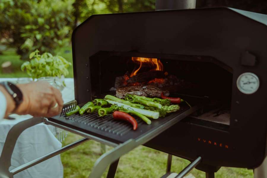 Binnenkant van een houtgestookte pizza oven met gloeiende kolen