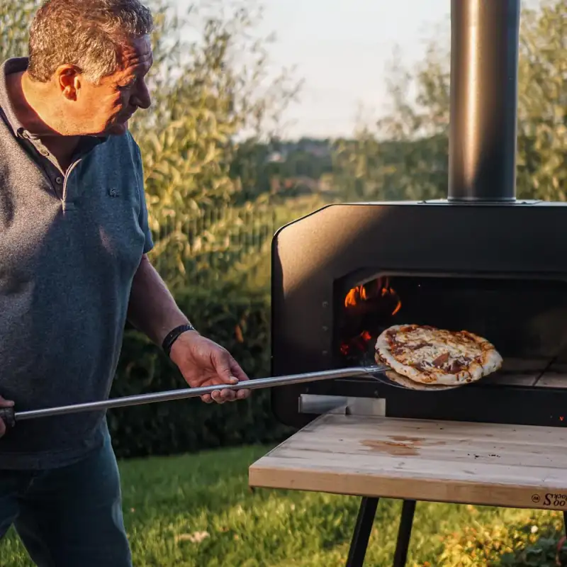 Houtgestookte pizza oven van Vonken in gebruik