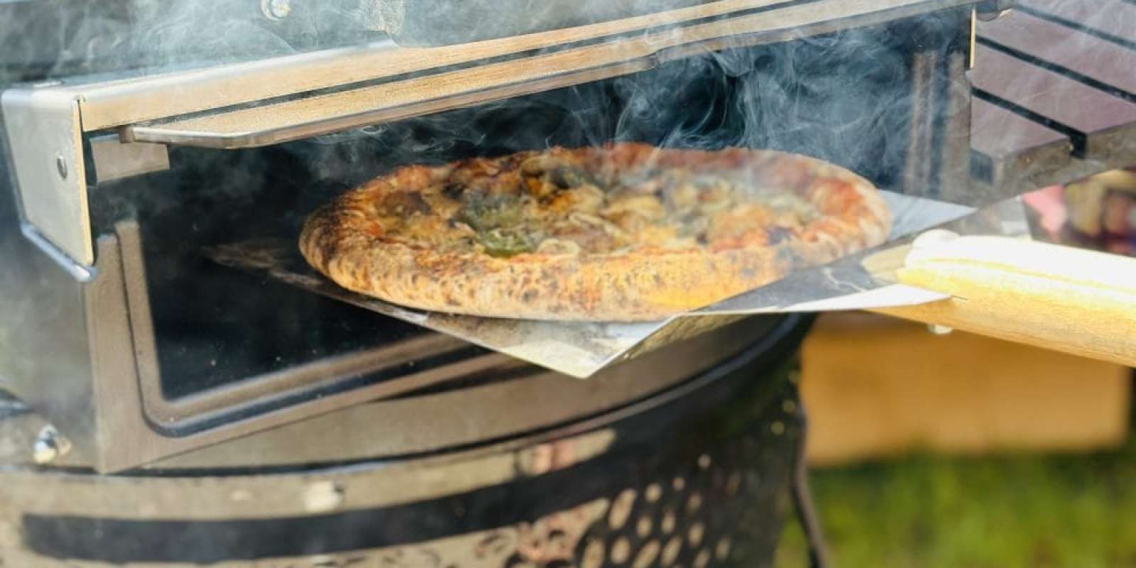 PiRO in de kamado: pizza en rotisserie perfectie