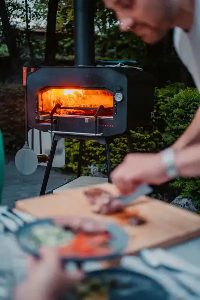 Stijlvolle houtgestookte pizza oven geplaatst in een ruime tuin