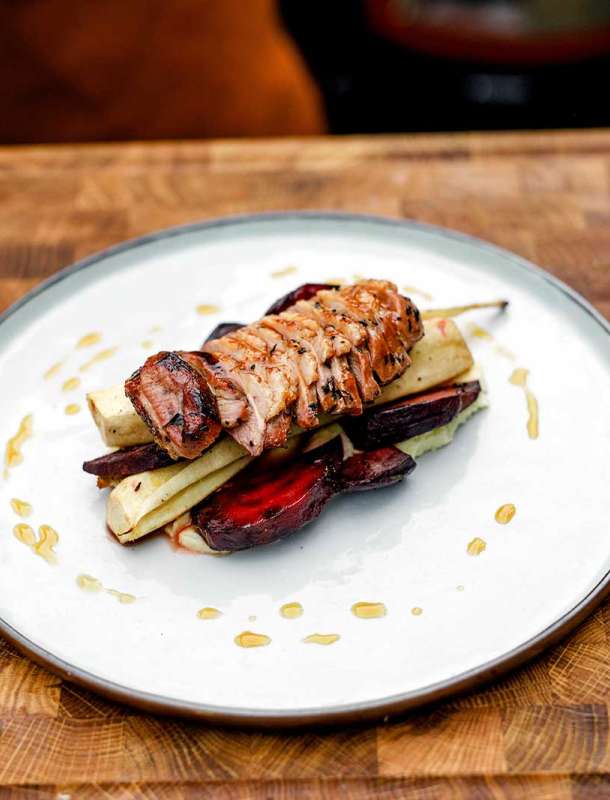 Geroosterde eendenborst met sinaasappel-glazuur, geroosterde pastinaak en bietjes, en aardappel-knolselderijpuree