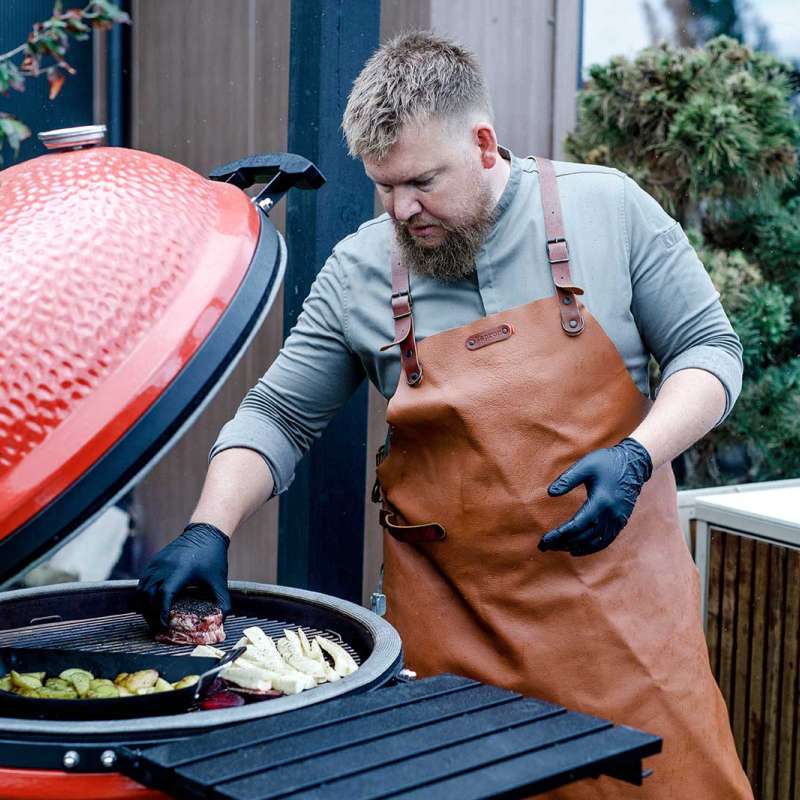 Chef Gijs van Buiten.studio aan het werk met een Kamado Joe Big Joe 3