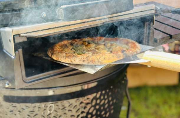 PiRO in de kamado: pizza en rotisserie perfectie