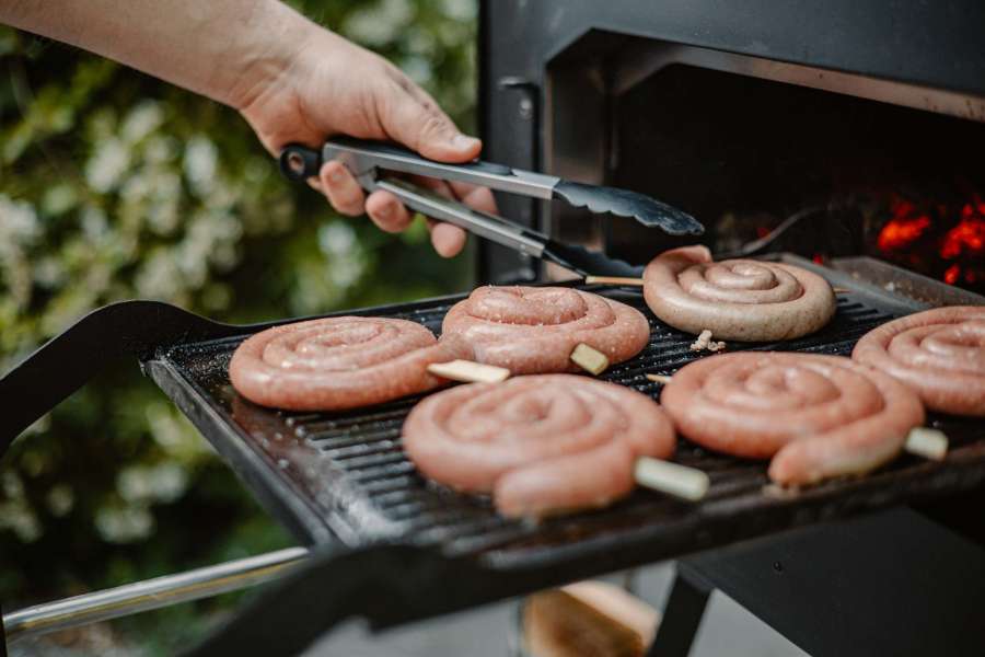 Grill plaat van een houtgestookte pizza oven met gloeiende kolen