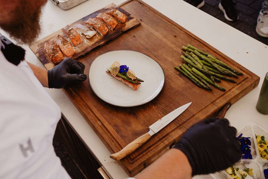 Zalm gerecht gemaakt tijdens live cooking