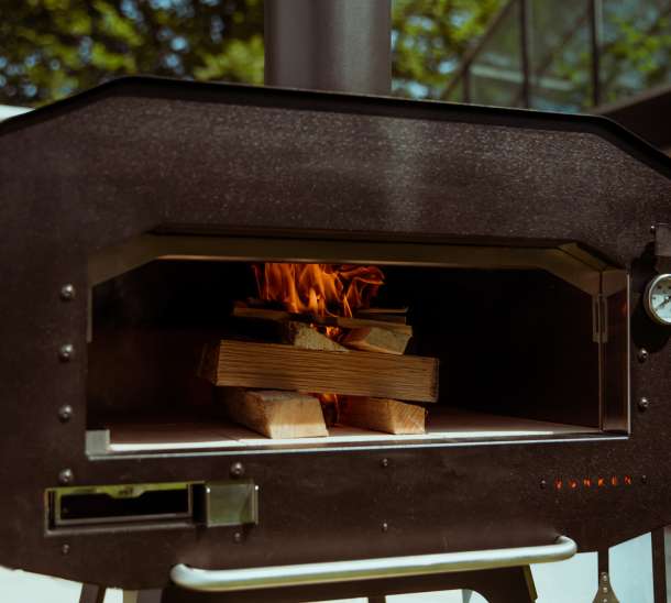 Het aansteken van een houtgestookte pizza oven: tips en trucs