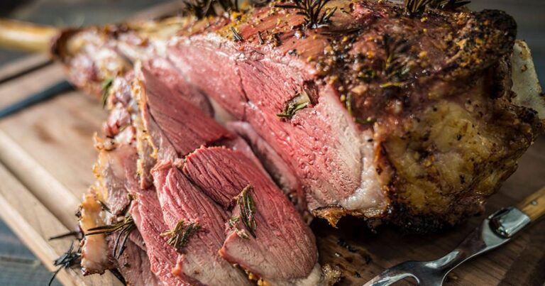 Geroosterde lamsbout van de BBQ