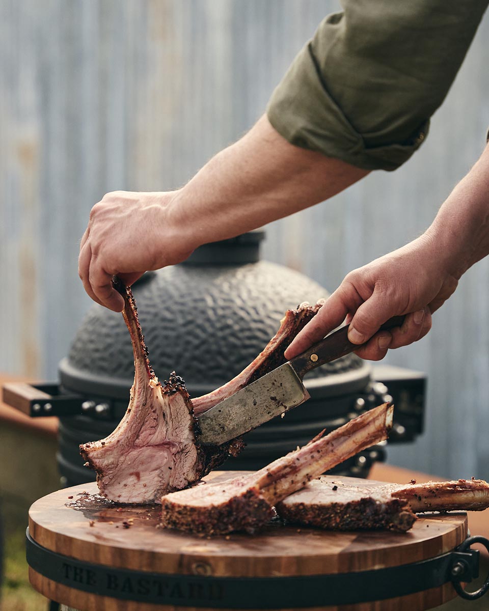 Vlees snijden op Bastard butcher block