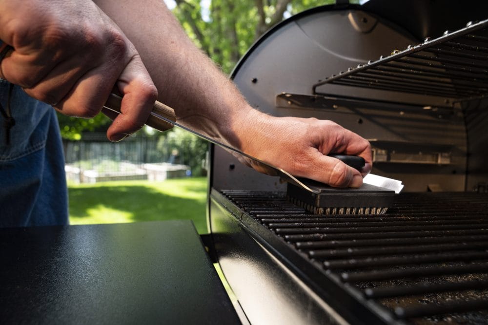 Onderhoud van een pellet barbecue met een borstel