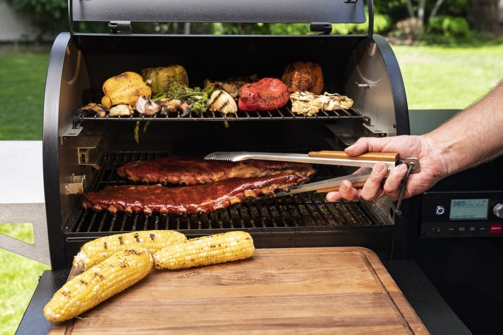 BBQ-tangen bij een pellet barbecue