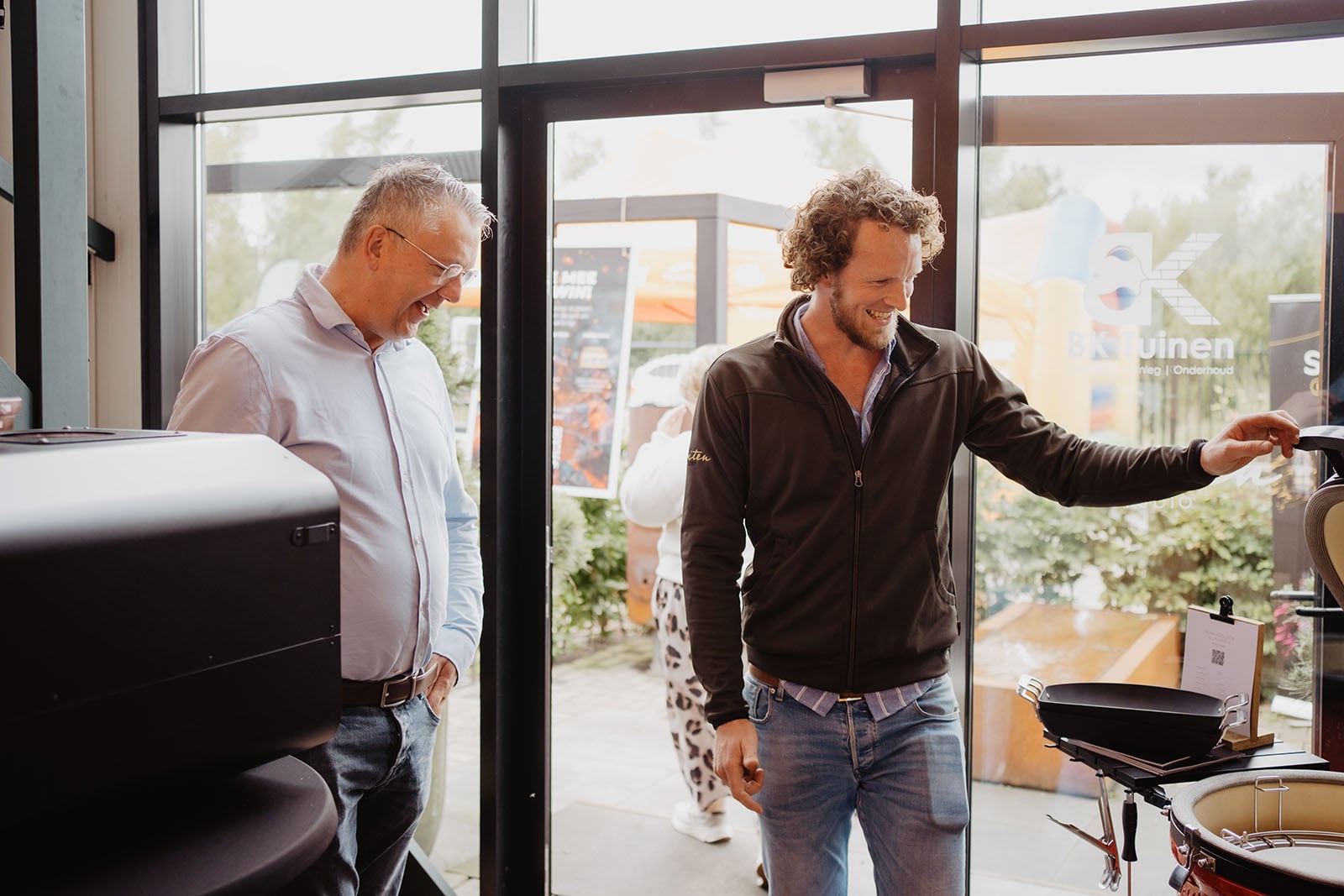 Bert helpt klanten in BBQ winkel van Buiten.studio in Apeldoorn