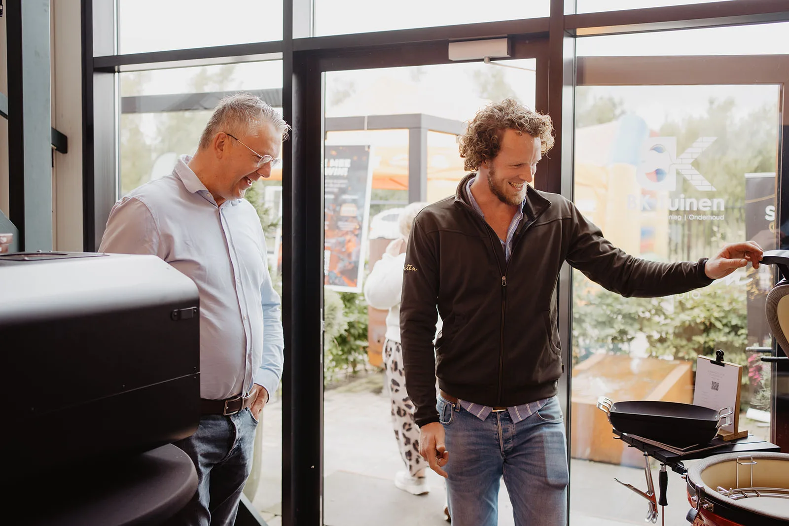Bert helpt klanten in BBQ winkel van Buiten.studio in Apeldoorn