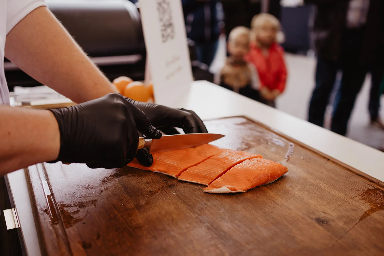 Zalm snijden op bestcharcoal snijplank 60x40