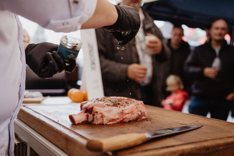 Houten snijplank met Cote de boeuf Limousin graangevoerd beste bbq vlees met zeeuwsche zoute zwarte knoflook zout