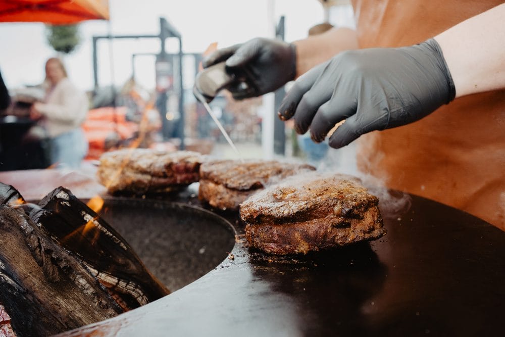 Aantal ribeyes worden gegaard op een OFYR pro 100 bij Buiten.studio