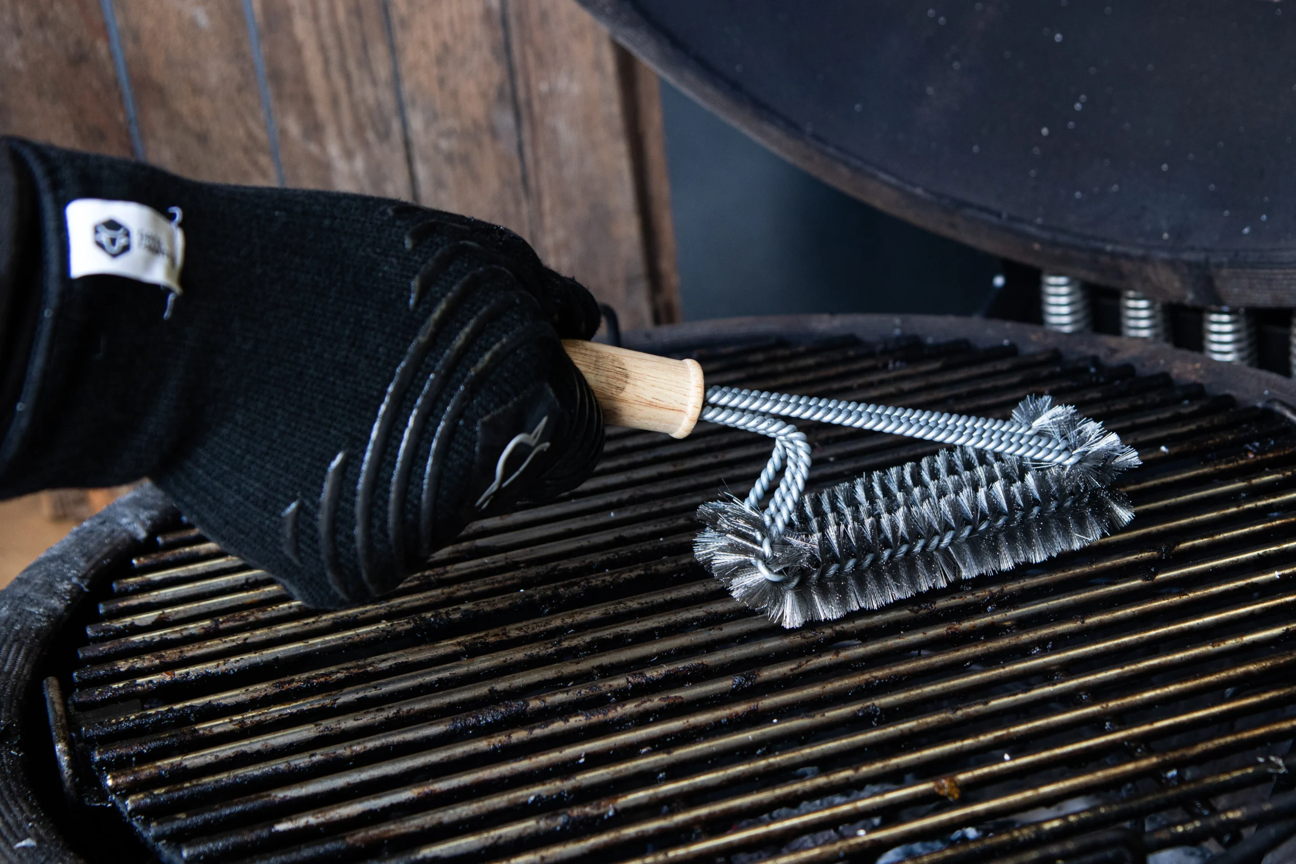 BBQ rooster schoonmaken met borstel