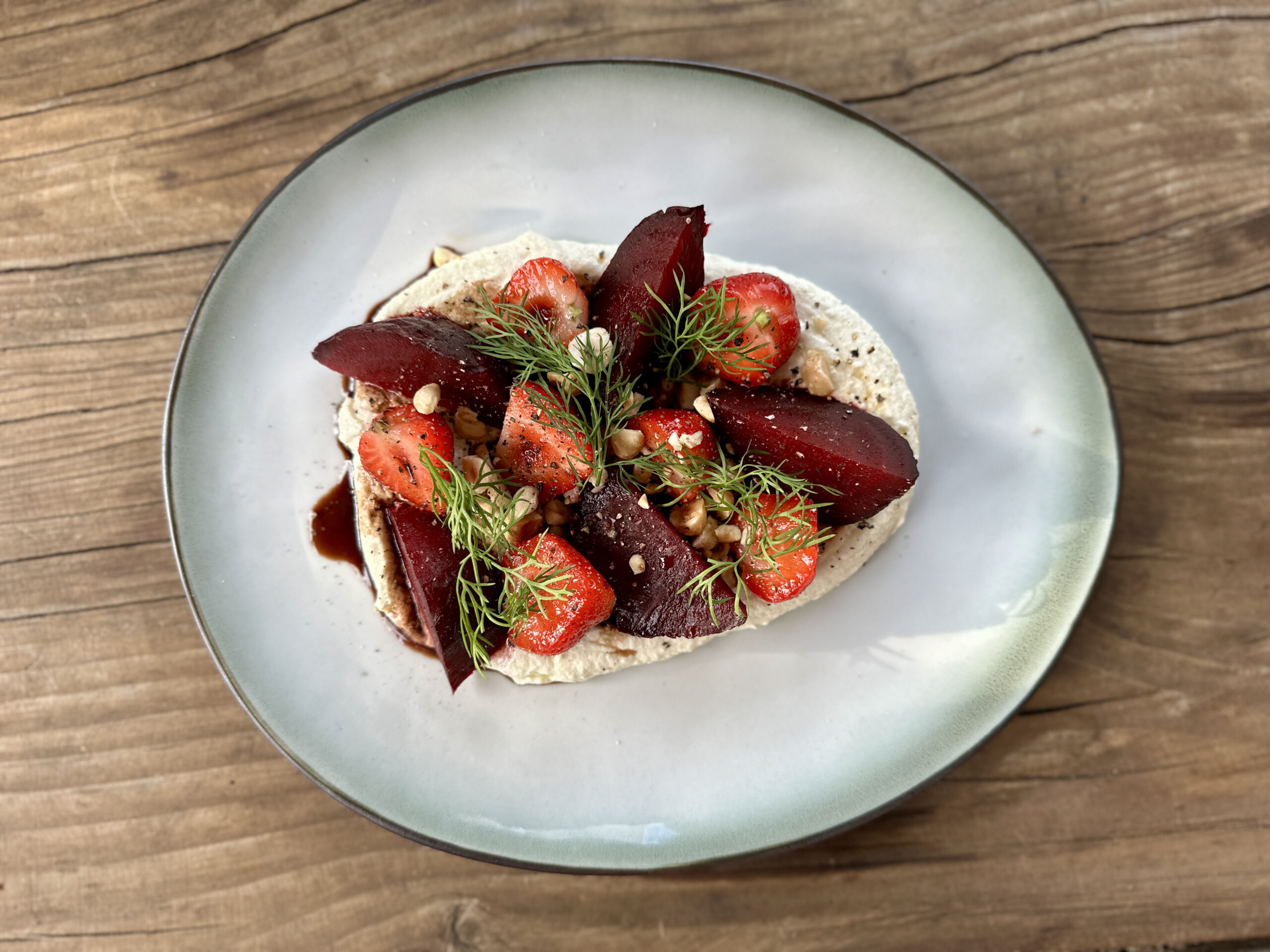 Gerookte bietensalade met aardbei