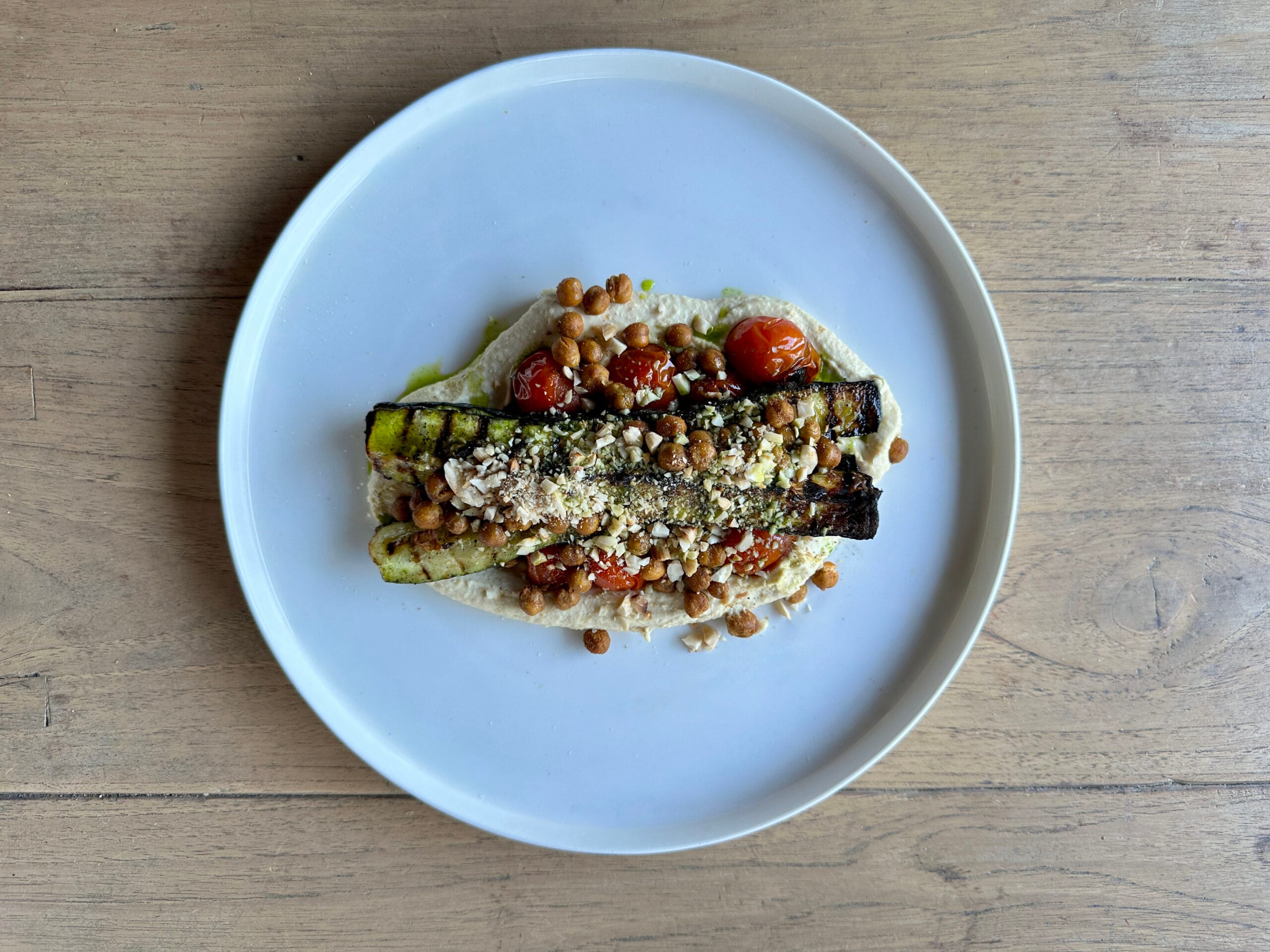 Gegrilde courgette met geroosterde kikkererwten
