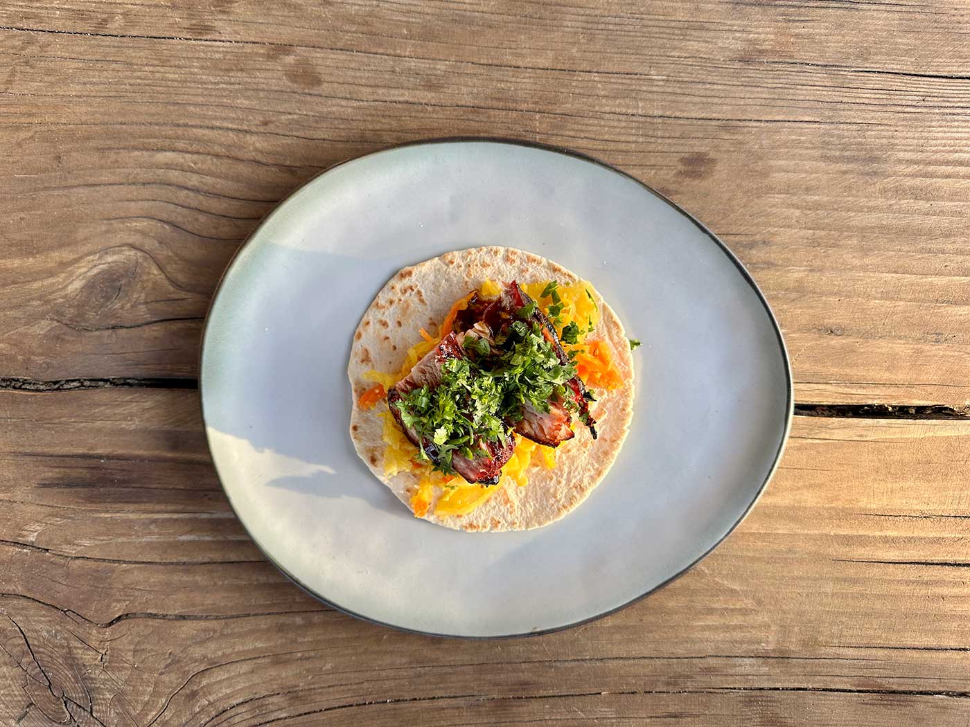 Char siu-tostada met appelstroop en atjar