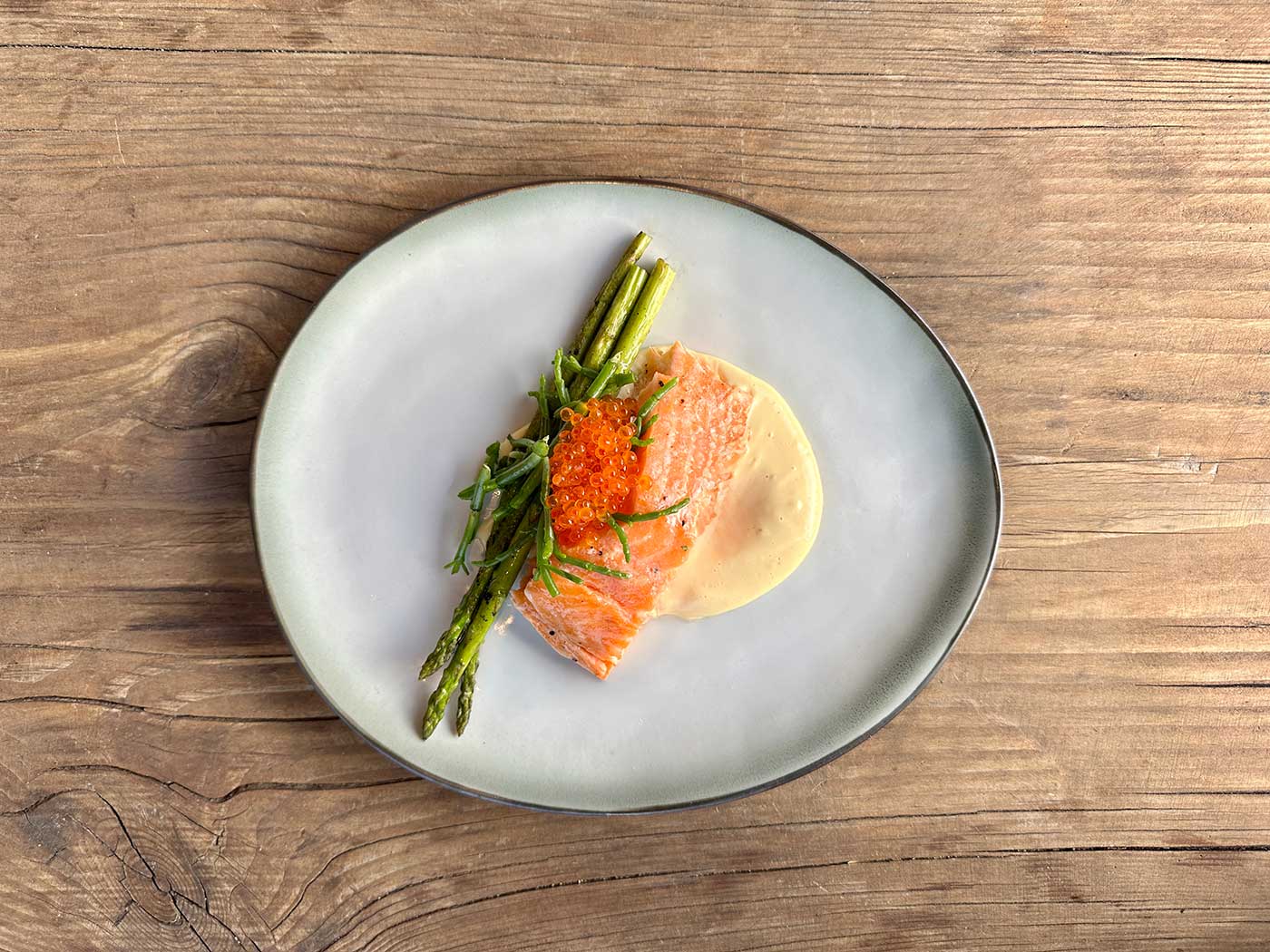 Hele zalmzijde met teriyaki en miso van de kamado