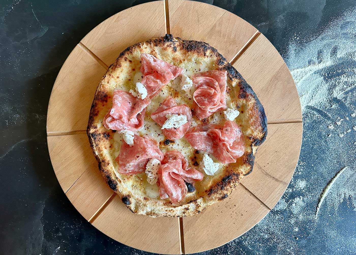 Pizza bianca met prosciutto en ricotta