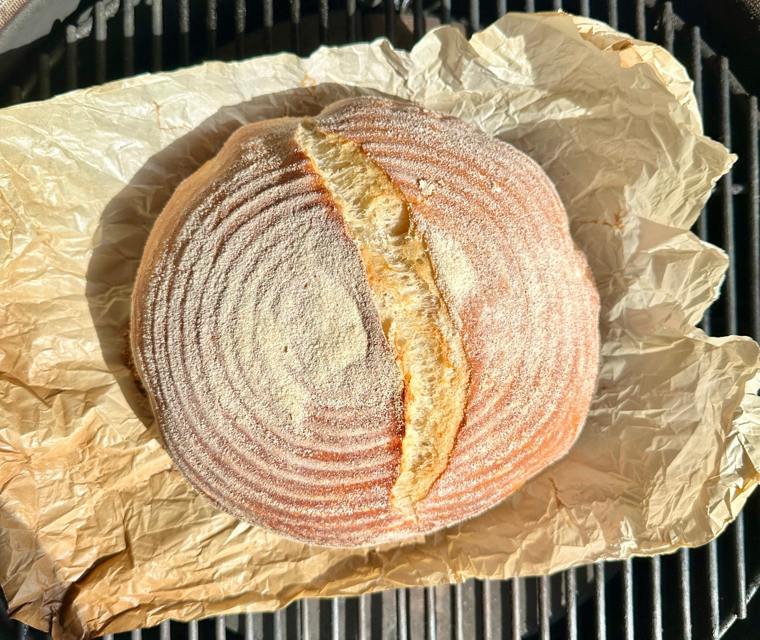 Brood bakken in een gietijzeren pan (Dutch oven)