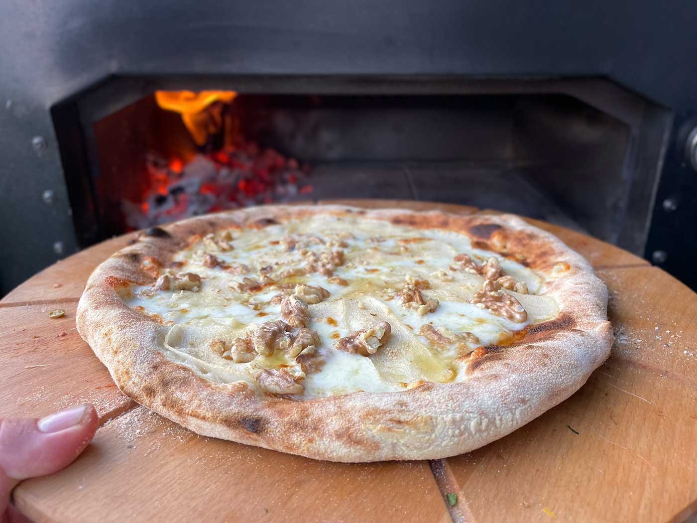 Pizza met peer, gorgonzola en walnoot