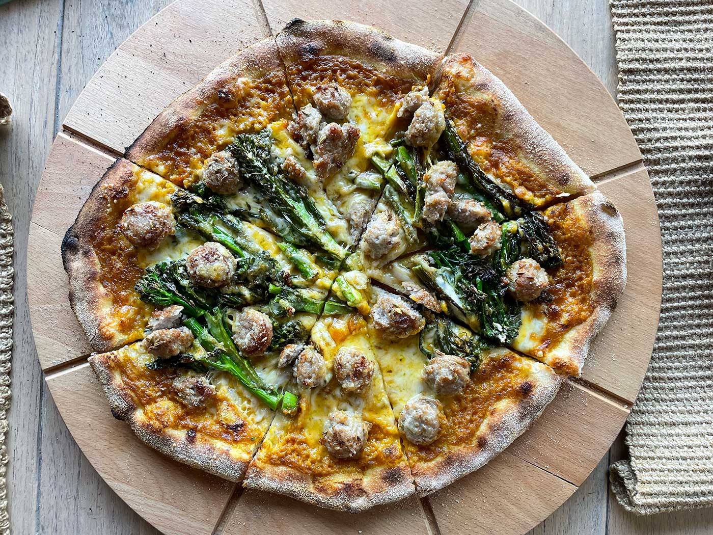 Pizza met venkelworst en bimi