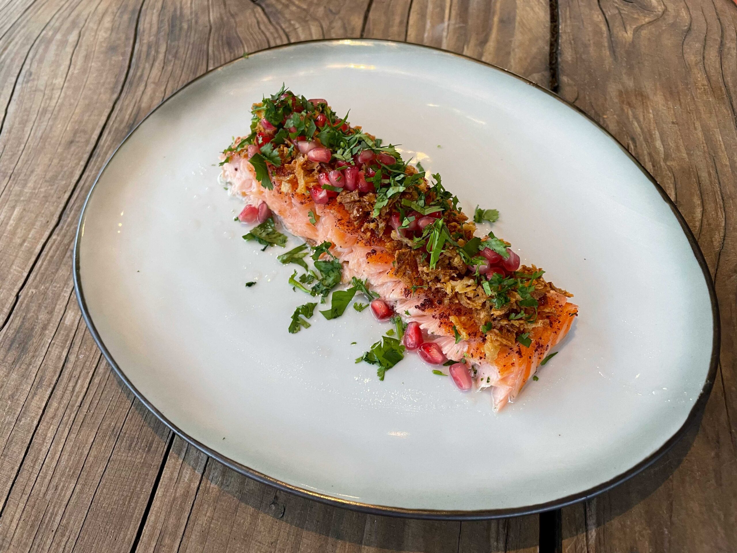 Warmgerookte zalm met sumak, honing en granaatappel