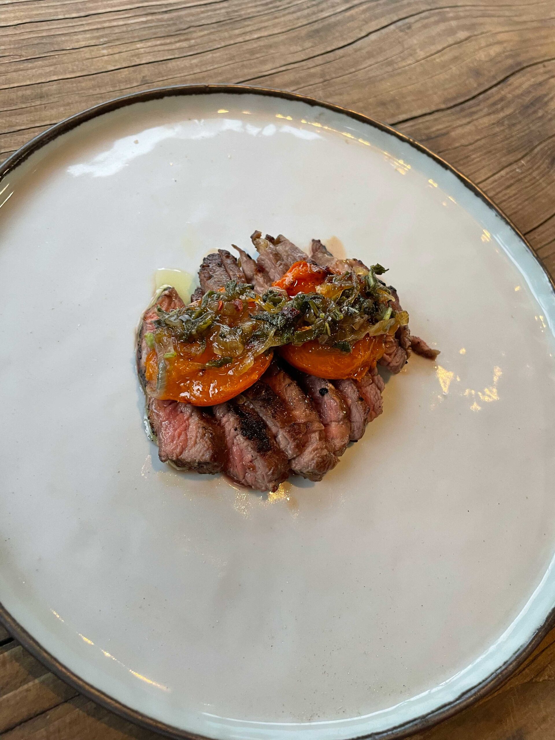 Presa met gegrilde abrikoos en salie-agrodolce