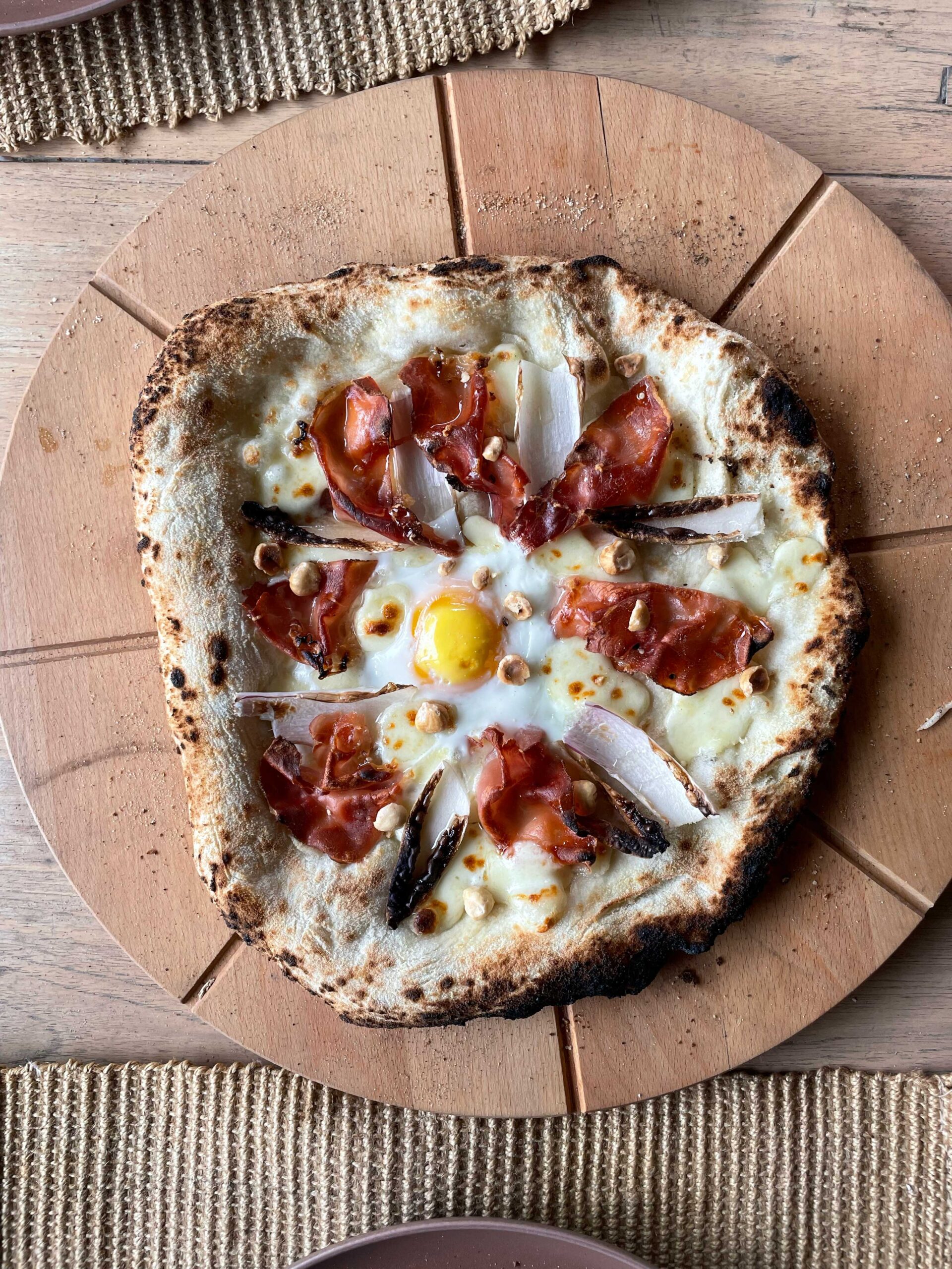 Pizza bianca met ei, speck en radicchio