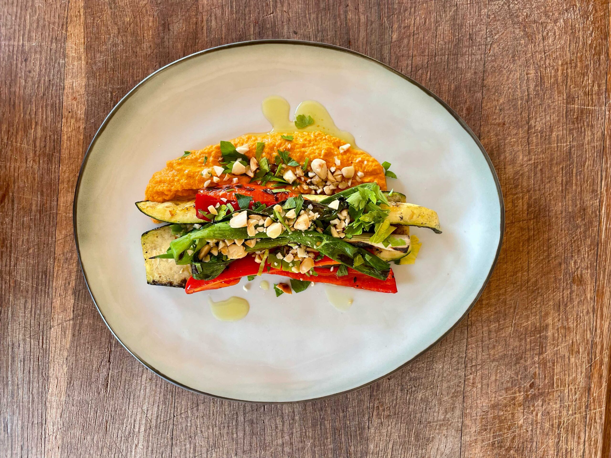 Geblakerde zomergroente met romesco