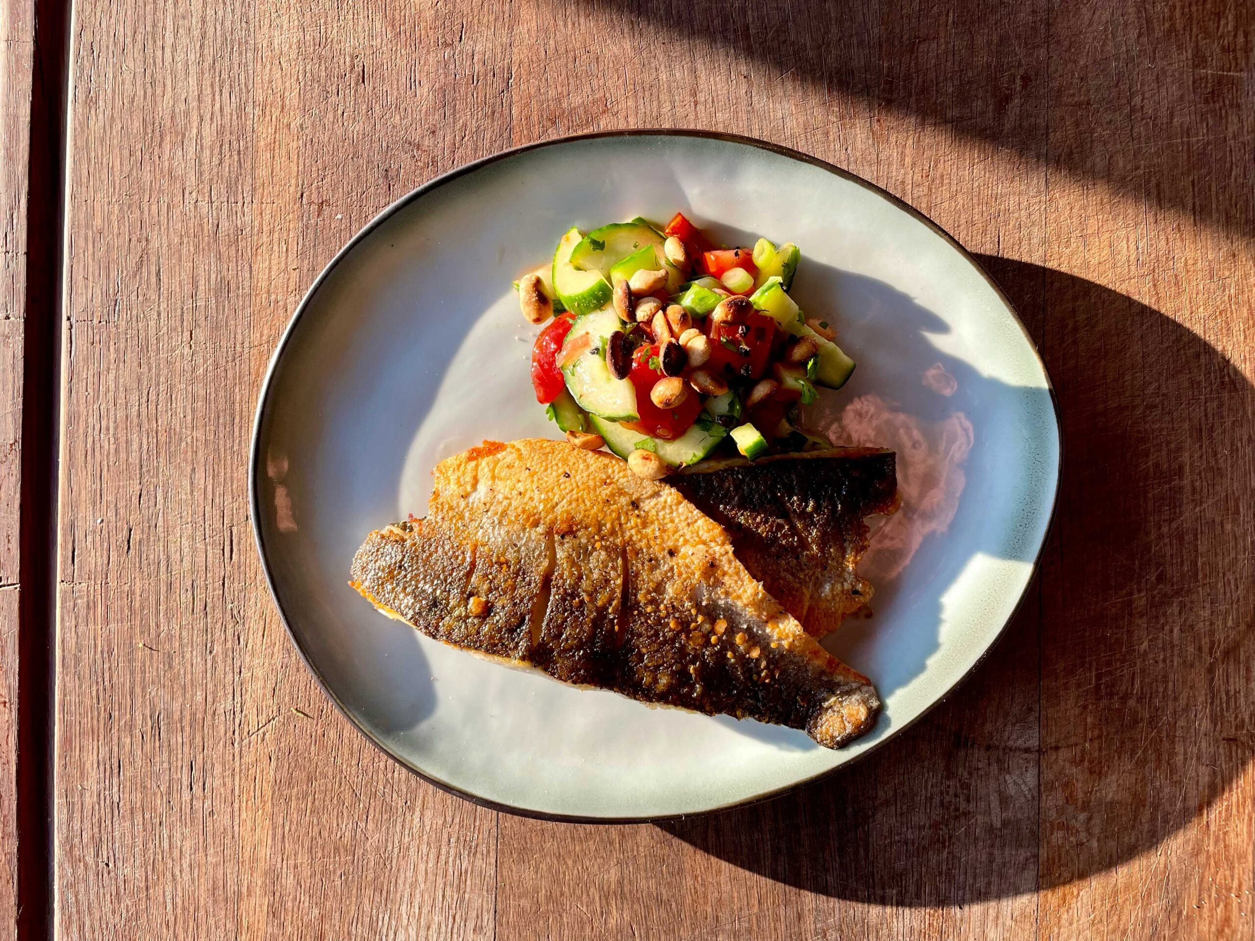 Krokante zeebaars met gegrilde watermeloen-pindasalade