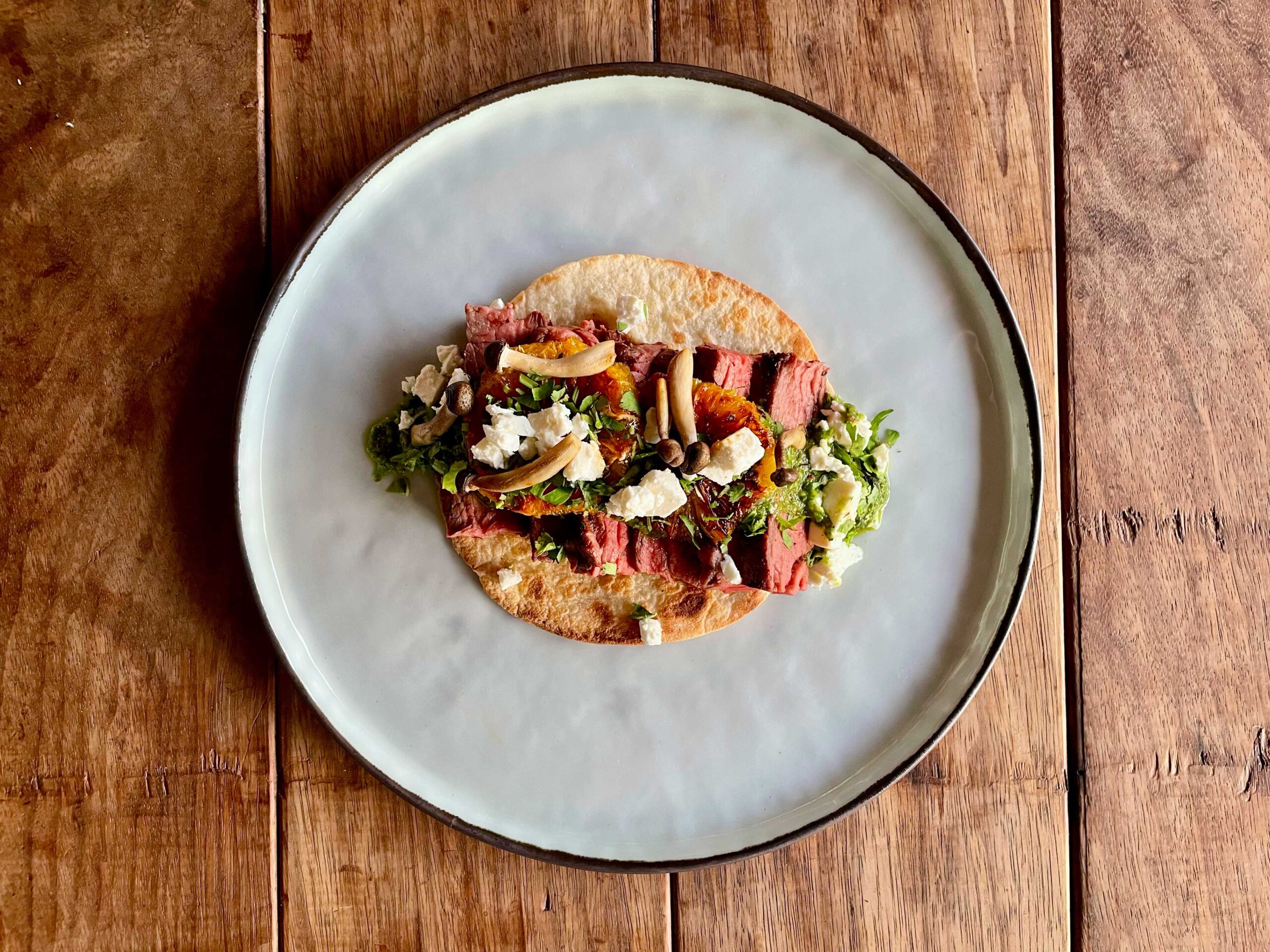 Tostada’s met gegrilde bavette, geblakerde sinaasappel en jalapeñovinaigrette