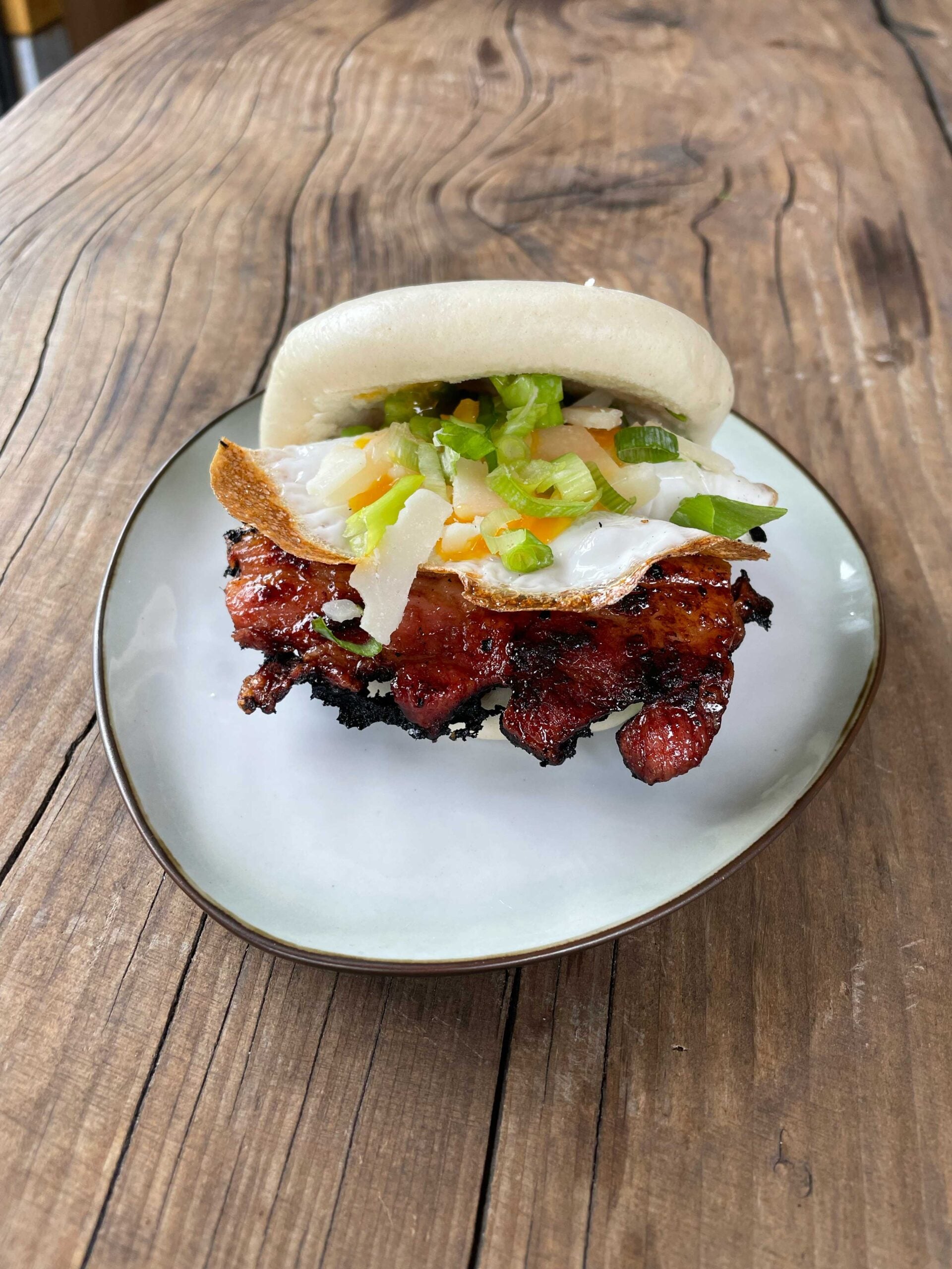 Ontbijt-bao met krokant buikspek en gebakken ei
