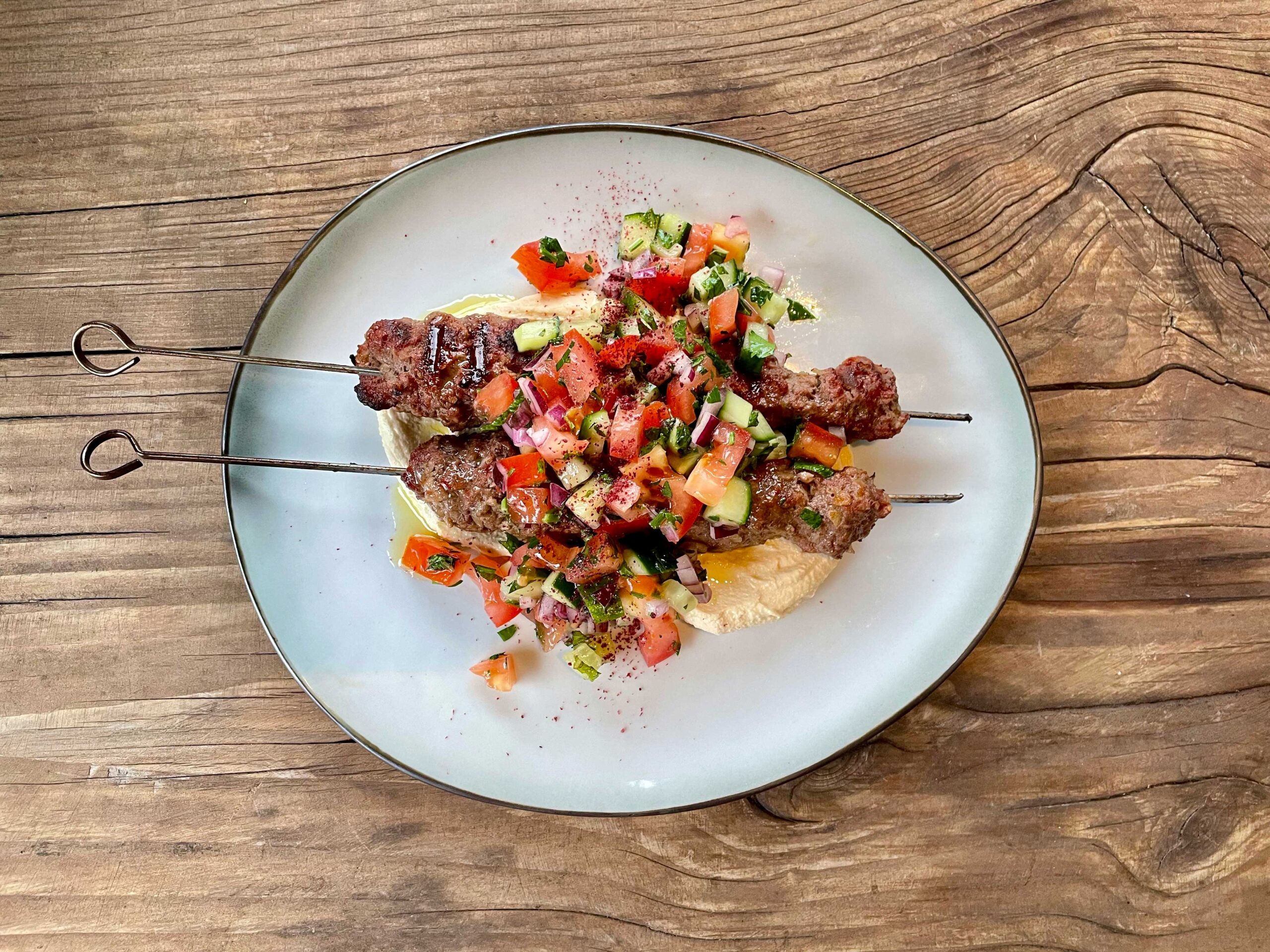 Koobideh op hummus met frisse salade
