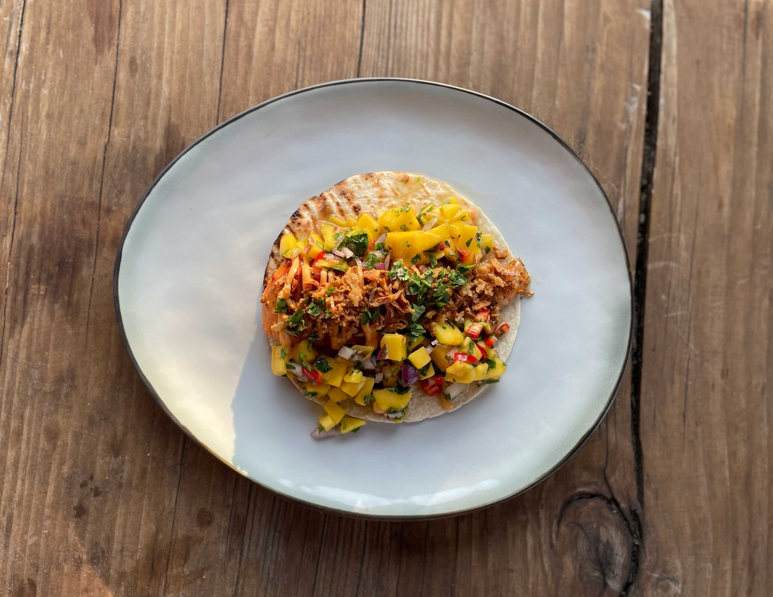 Warmgerookte zalm met mango salsa