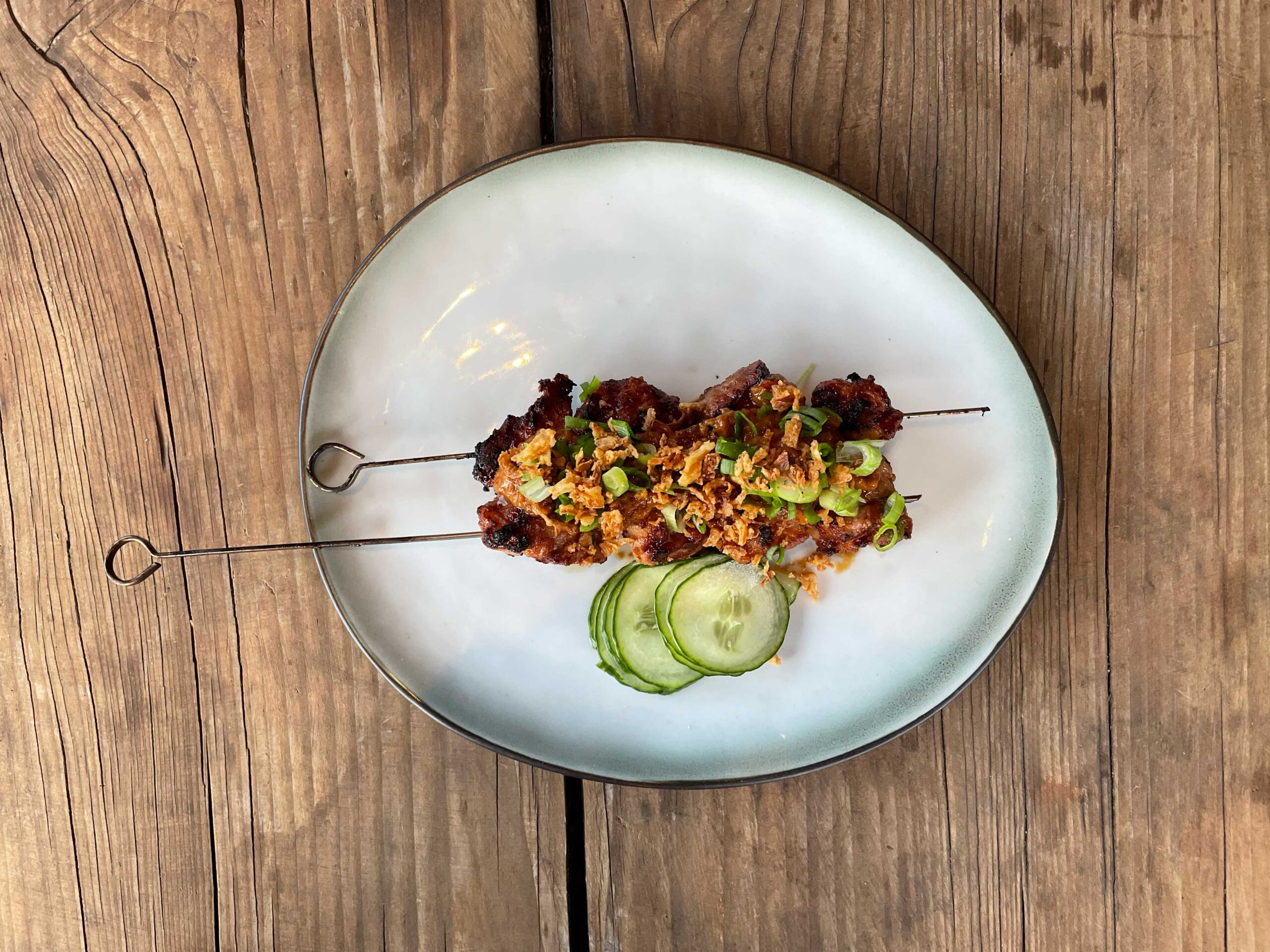 Indonesische saté babi van de bbq