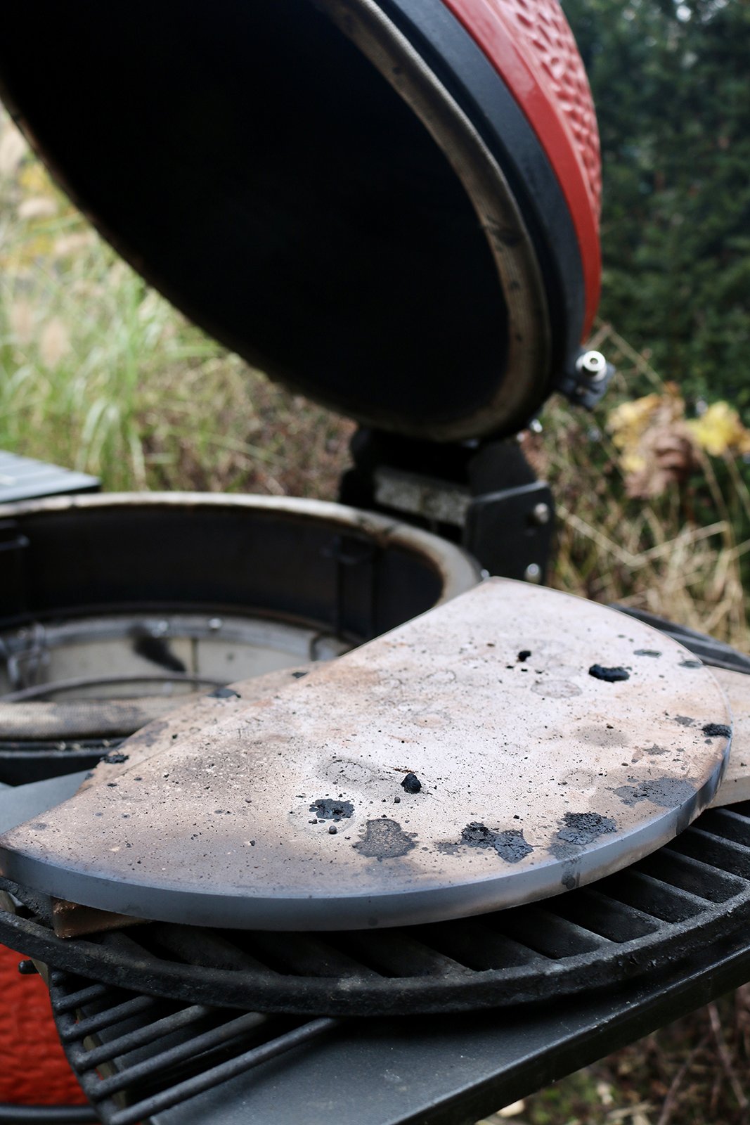 Kamado Joe Classic 2 tijdens de schoonmaak