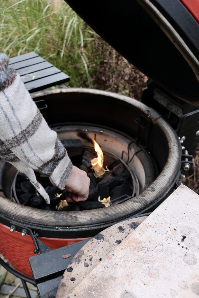 Kamado Joe Classic 2 wordt opgestookt