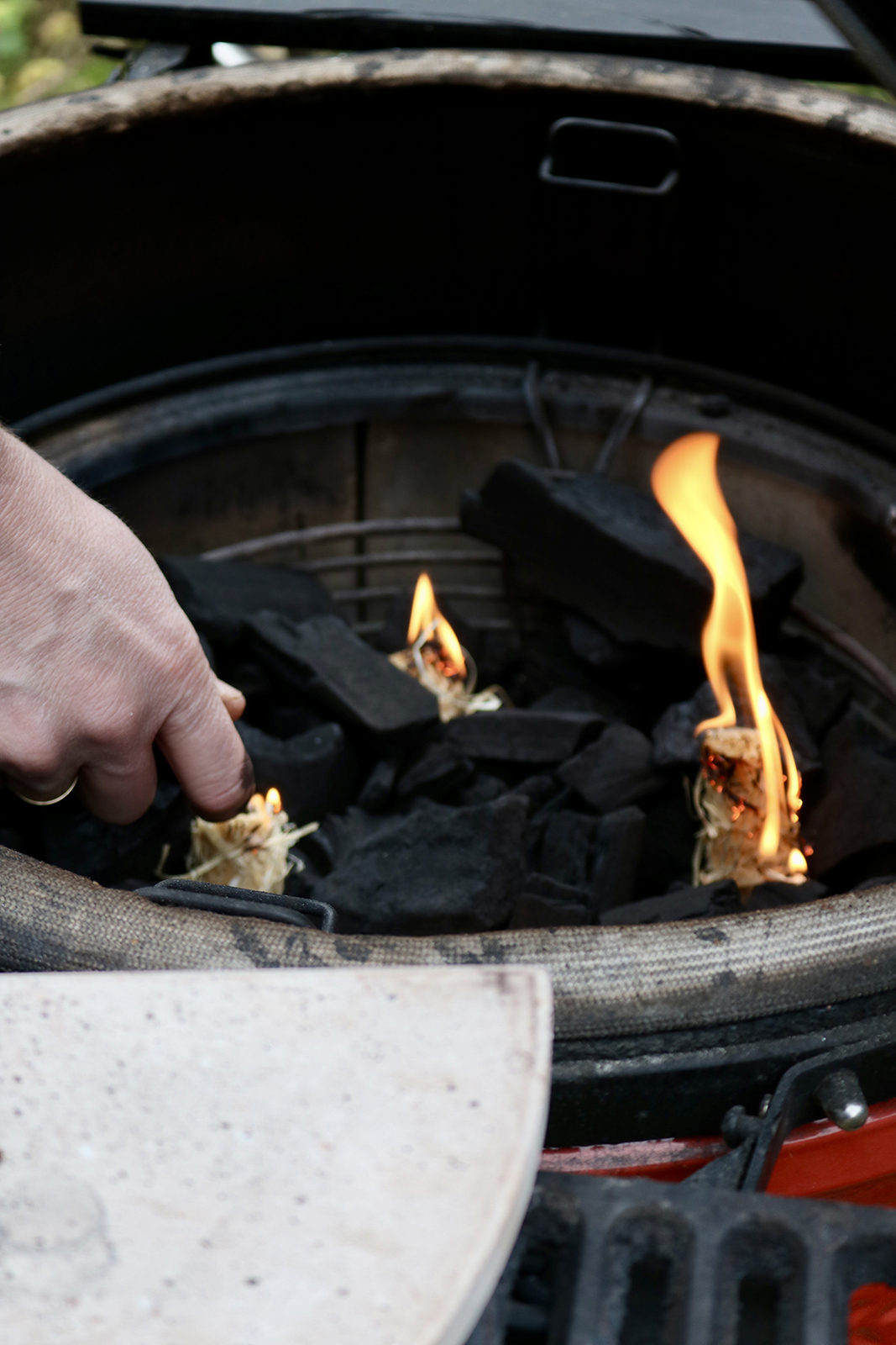 Kamado Joe Classic 2 wordt aangestoken met aanmaakwokkels