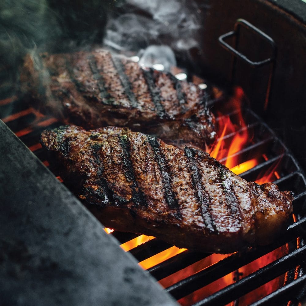 Entrecotes op een Kamado Joe gietijzeren grillrooster