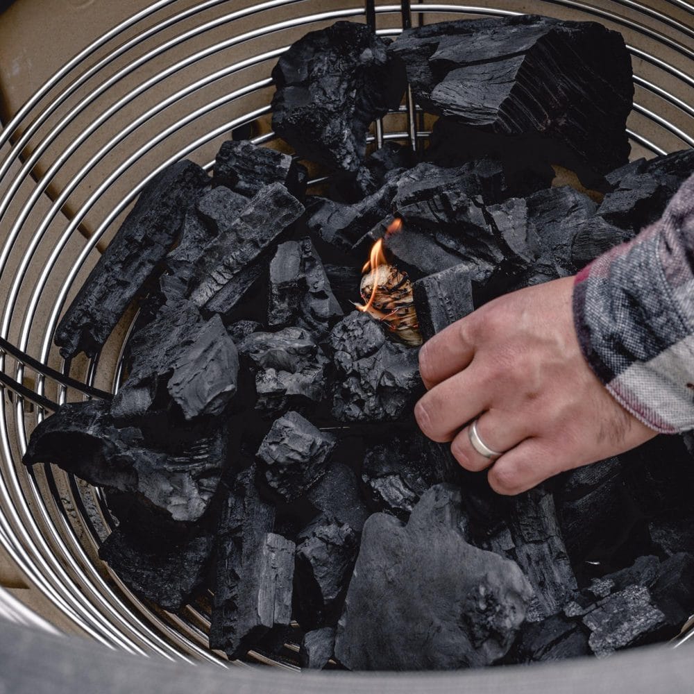 Aansteken van houtskool met een aanmaakwokkel in een kamado bbq