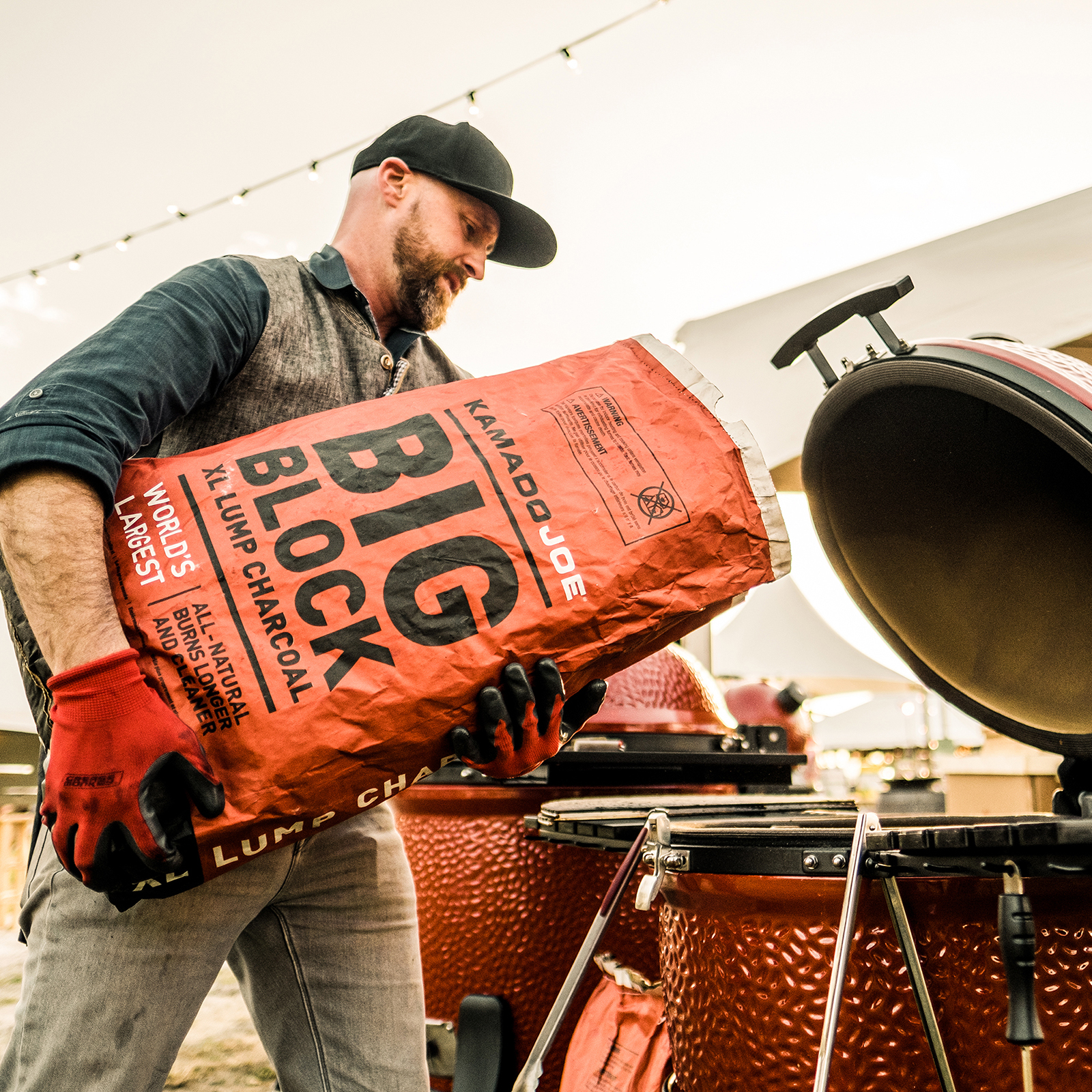 Chef Eric doet Big Block houtskool van Kamado Joe in een Kamado Joe Classic II